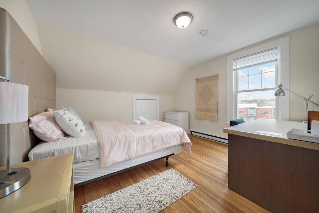 5Br 2Bh Bright & Spacious Apt In Brighton Boston Eksteriør billede