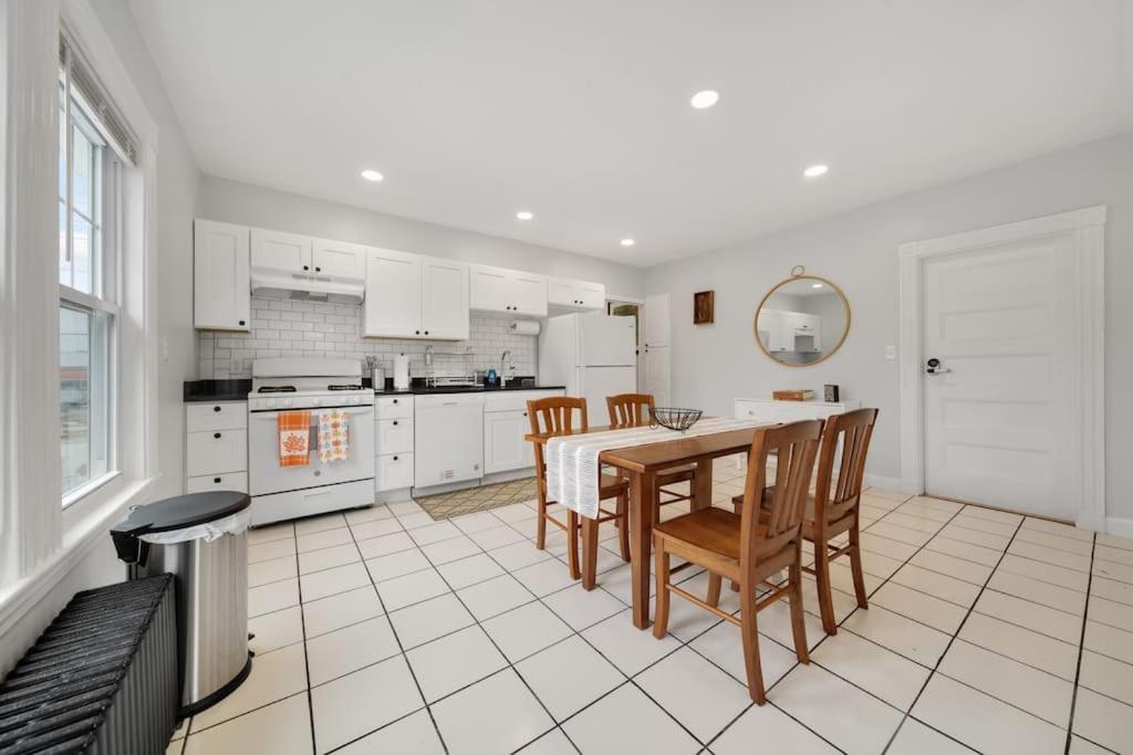 5Br 2Bh Bright & Spacious Apt In Brighton Boston Værelse billede