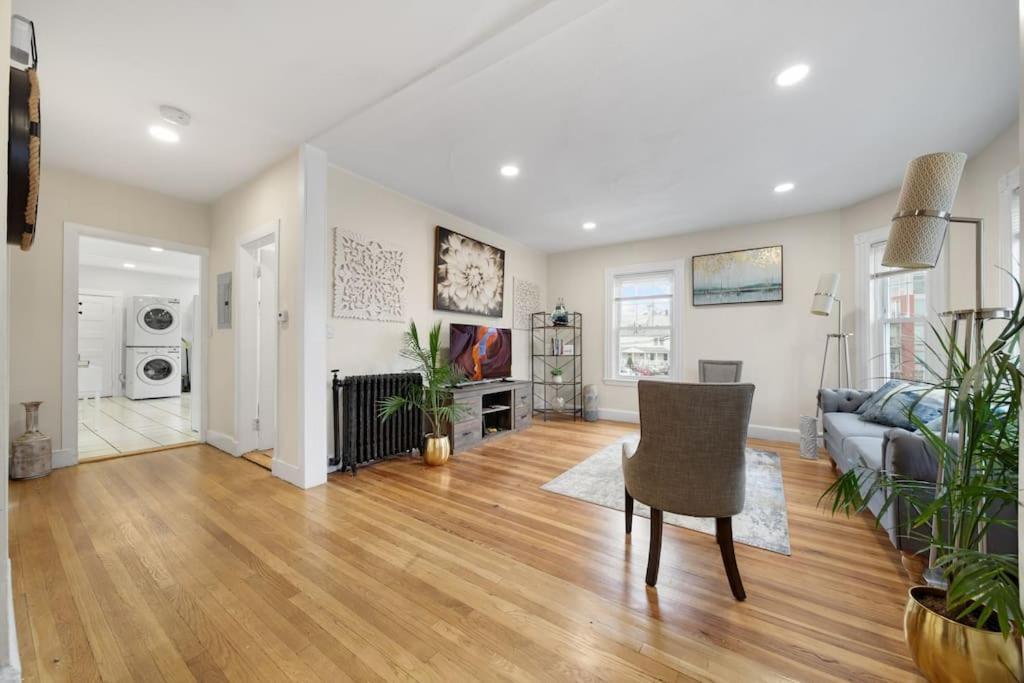 5Br 2Bh Bright & Spacious Apt In Brighton Boston Værelse billede