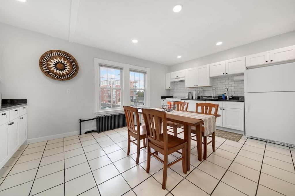 5Br 2Bh Bright & Spacious Apt In Brighton Boston Værelse billede